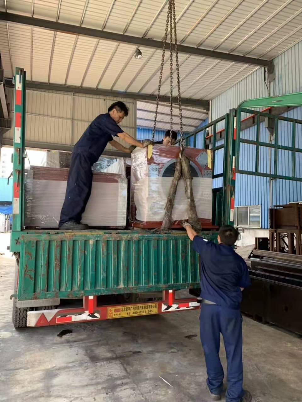 滿滿一車“大型自動(dòng)化設(shè)備機(jī)架”發(fā)貨江蘇